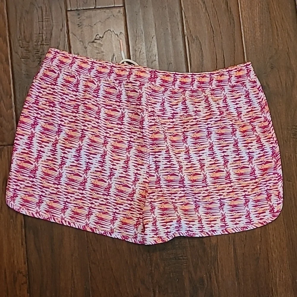 Vineyard Vines women's shorts with a vibrant pink and orange pattern size Large